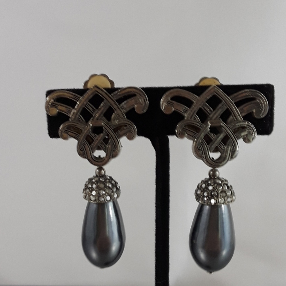 KIRKS FOLLY: Etched Earring with Black Drop Pearl